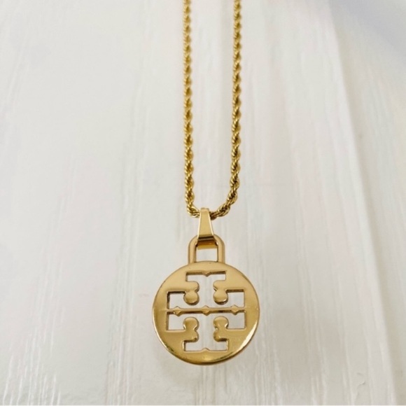 Brand New Tory Burch Gold Tone Logo Charm Pendant Rope Chain Necklace - Picture 3 of 6